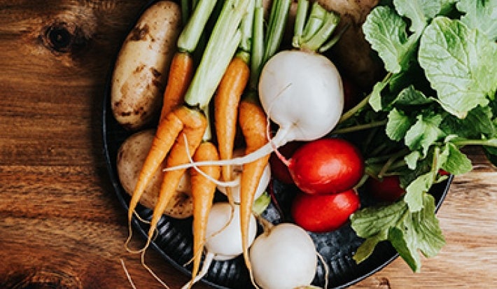 Verduras, como zanahorias, papas y nabos, sobre un plato, para cocinar al vapor. Verduras, como zanahorias, papas y nabos, sobre un plato, para cocinar al vapor.