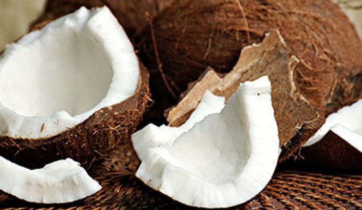 Un coco abierto, listo para su consumo. Un coco abierto, listo para su consumo.
