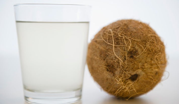 Agua de coco con la fruta a su lado. Agua de coco con la fruta a su lado.