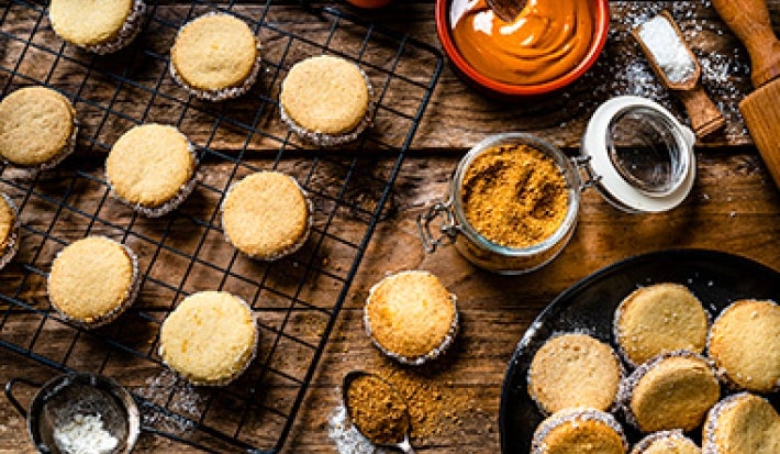 Alfajores con ralladura de coco. Alfajores con ralladura de coco.