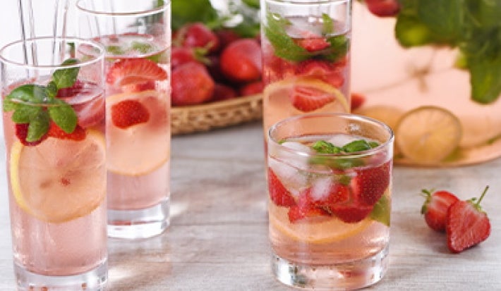 Cócteles sin alcohol de fresa y hierbabuena Cócteles sin alcohol de fresa y hierbabuena