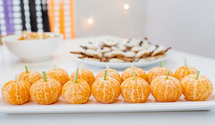 Mandarinas decoradas como calabazas para una fiesta de Halloween. Mandarinas decoradas como calabazas para una fiesta de Halloween.