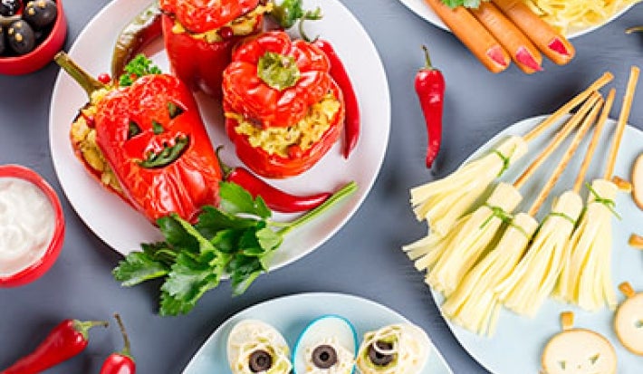 Comidas para una fiesta de Halloween, como morrones y huevos. Comidas para una fiesta de Halloween, como morrones y huevos.