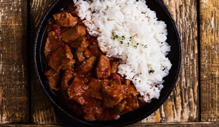 Arroz blanco y carne, comidas fáciles de hacer, servidos en un plato negro. Arroz blanco y carne, comidas fáciles de hacer, servidos en un plato negro.