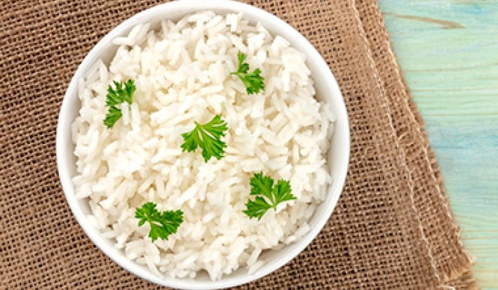Hay algunos trucos sencillos para que el arroz sea fácil de hacer. Arroz con hojas de cilantro, una de las comidas fáciles de hacer que valen la pena aprender.