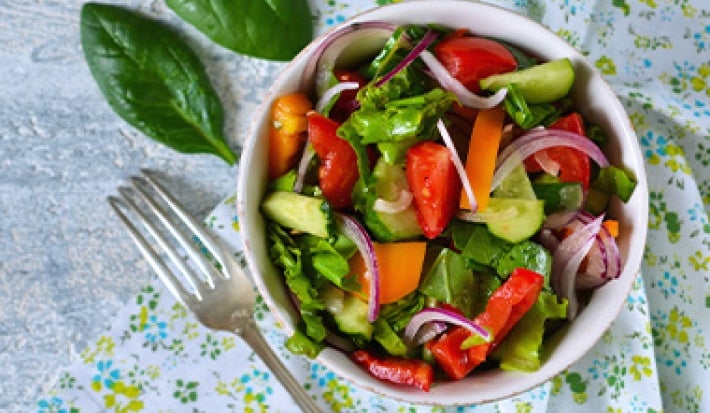 Ensalada con base de hojas verdes, con zanahoria y cebolla, una comida fácil de hacer. Ensalada con base de hojas verdes, con zanahoria y cebolla, una comida fácil de hacer.