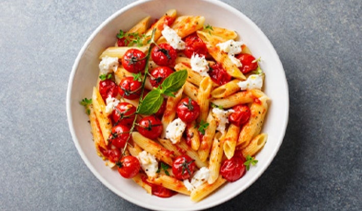 La pasta es fácil de hacer y de combinar. Pasta, una comida fácil de hacer, con tomates y queso.