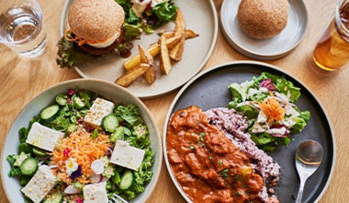 El tofu y la soja texturizada son comidas veganas que vale la pena conocer. Comidas veganas, como tofu con ensalada y soja texturizada, en una mesa.