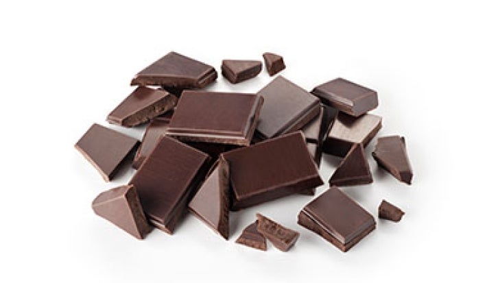 El chocolate negro que no se prepara con leche es parte de las comidas veganas. Trozos de chocolate negro, que no contiene leche, apto para comidas veganas.