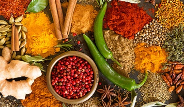 Los condimentos son esenciales para sazonar las comidas veganas. Diferentes condimentos sobre una mesa, ideales para darle sabor a las comidas veganas.