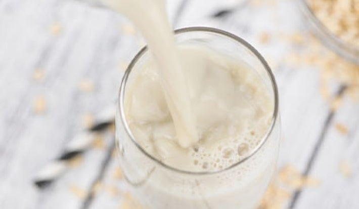 Las leches vegetales con una muy buena opción vegana. Leche de avena en un vaso, una alternativa vegana para remplazar la leche de origen animal.