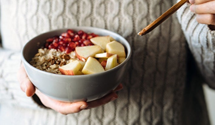Bowl con cereales y frutas, comidas vegetarianas. Bowl con cereales y frutas, comidas vegetarianas.