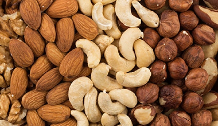 Los frutos secos son estupendos para combinar comidas vegetarianas. Almendras y otros frutos secos.