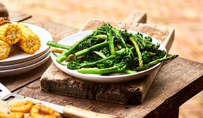 El maíz y los espárragos son comidas vegetarianas que se pueden aprovechar. Espárragos y choclos, dos comidas vegetarianas en un asado.