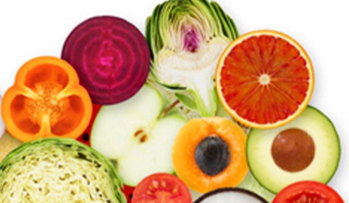 Frutas y verduras cortadas por la mitad. En la parte superior está el alcaucil. Frutas y verduras cortadas por la mitad. En la parte superior está el alcaucil.