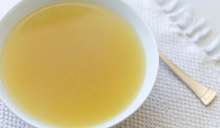 Tanto un caldo como un consomé de pollo se pueden colar para limpiar impurezas. Tanto un caldo como un consomé de pollo se pueden colar para limpiar impurezas.