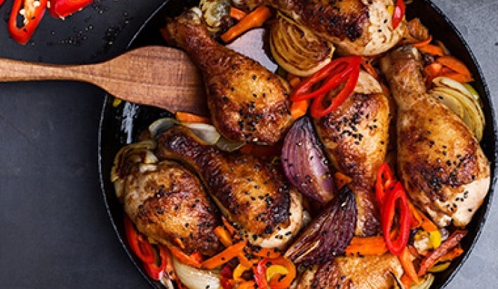 Para mejorar el sabor del consomé de pollo se pueden usar algunas piezas de este en lugar de huesos. Para mejorar el sabor del consomé de pollo se pueden usar algunas piezas de este en lugar de huesos.