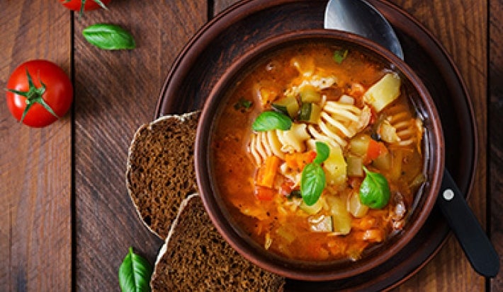 Los caldos y consomés pueden servir para preparar sopas repletas de sabor. Los caldos y consomés pueden servir para preparar sopas repletas de sabor.