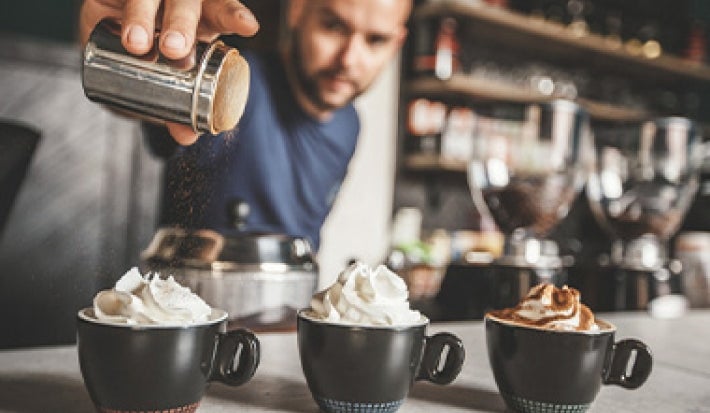 Tres bebidas diferentes con crema batida como decoración. Tres bebidas diferentes con crema batida como decoración.