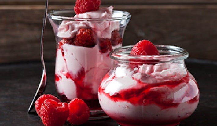 Frutos rojos con crema batida. Frutos rojos con crema batida.