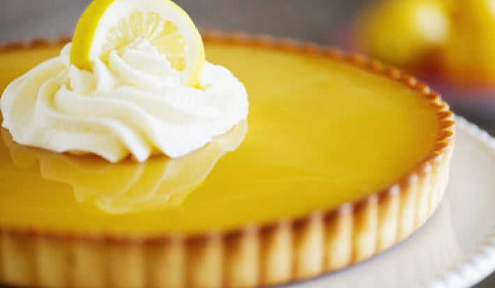 Pie de limón con crema batida como decoración. Pie de limón con crema batida como decoración.
