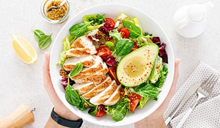 Pechuga de pollo con ensalada. Pechuga de pollo con ensalada.