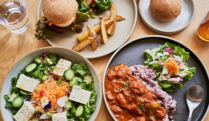 Ensalada y hamburguesa con quesos veganos Ensalada y hamburguesa con quesos veganos