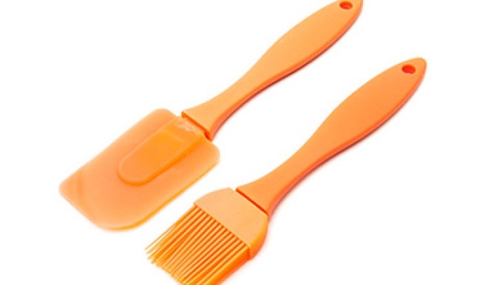 Brocha y espátula de silicona en color naranja. Brocha y espátula de silicona en color naranja.