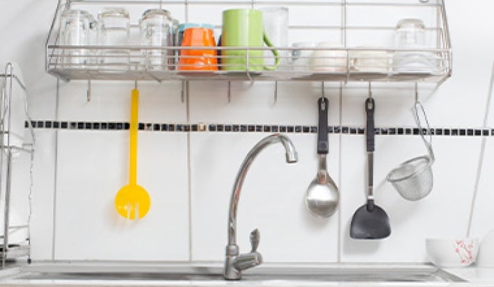Utensilios de cocina como espátula de silicona, cuchara de acero y cucharón de plástico. Utensilios de cocina como espátula de silicona, cuchara de acero y cucharón de plástico.