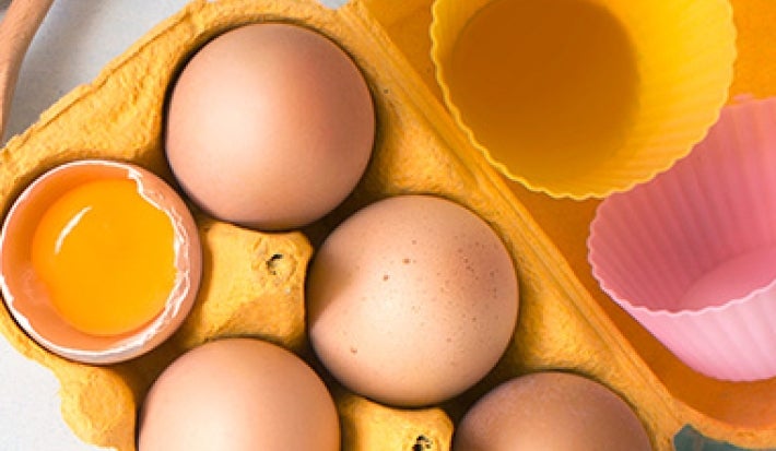 Moldes de repostería para postres, junto a una casa de huevos. Moldes de repostería para postres, junto a una casa de huevos.