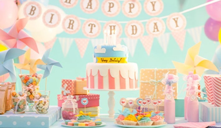 Fiesta con torta de cumpleaños con velas y regalos Fiesta con torta de cumpleaños con velas y regalos