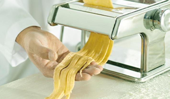 Máquina para hacer pasta fresca para crear recetas con tallarines Máquina para hacer pasta fresca para crear recetas con tallarines
