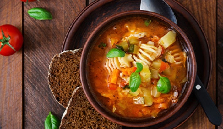 Sopa preparada en una olla de cocción lenta. Sopa preparada en una olla de cocción lenta.