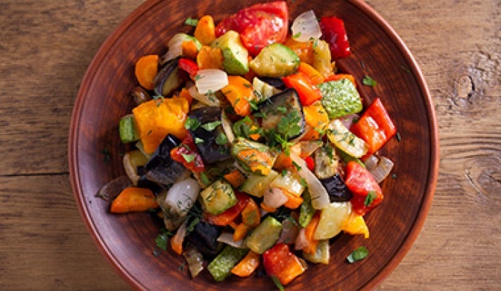 Verduras preparadas en una olla de cocción lenta. Verduras preparadas en una olla de cocción lenta.