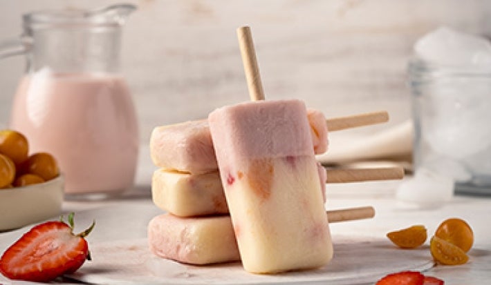 Paletas de yogurt y fresas receta postres balanceados Paletas de yogurt y fresas receta postres balanceados