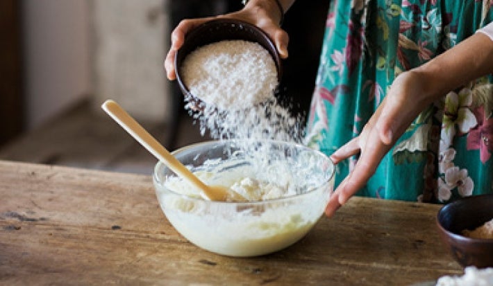 Una mujer preparando la masa de un pan sin gluten. Una mujer preparando la masa de un pan sin gluten.