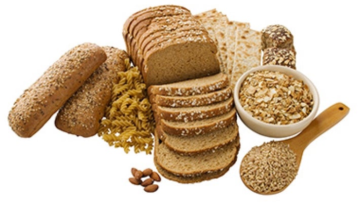 El color, sabor y textura del pan sin gluten cambia dependiendo de la harina que se use. Distintos tipos de panes sin gluten, con cereales y galletas