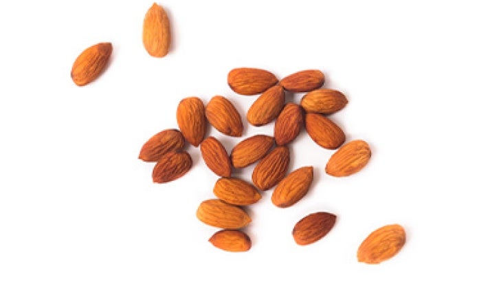 Pelar almendras con cáscara blanda y rugosa Pelar almendras con cáscara blanda y rugosa