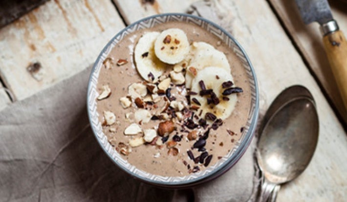 Pelar almendras para decorar receta de smoothie de banano Pelar almendras para decorar receta de smoothie de banano