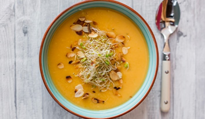 Pelar almendras para decorar sopa de calabaza Pelar almendras para decorar sopa de calabaza