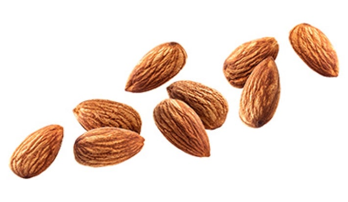 Pelar almendras enteras con piel rugosa y marrón Pelar almendras enteras con piel rugosa y marrón