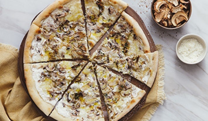 Pizza de pollo y champiñones, receta de comida italiana Pizza de pollo y champiñones, receta de comida italiana