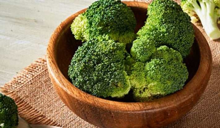 Plato con brócoli verduras verdes Plato con brócoli verduras verdes