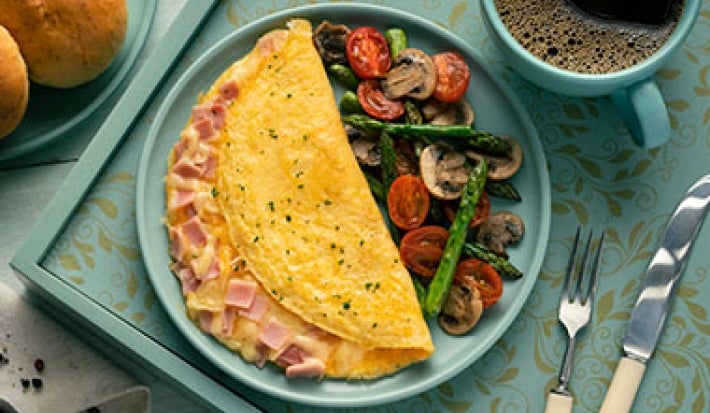 Plato de omelette con vegetales en porciones de alimentos Plato de omelette con vegetales en porciones de alimentos