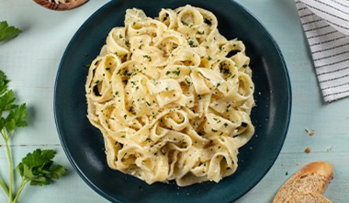 Plato de pasta fetuccini, receta de comida italiana Plato de pasta fetuccini, receta de comida italiana