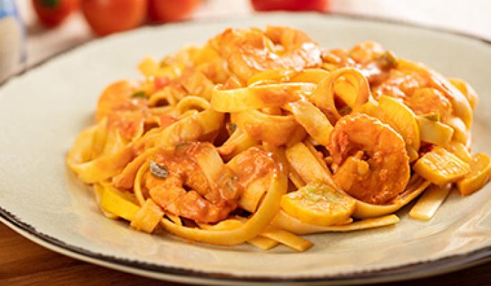Receta con tallarines con salsa de tomate y camarones Receta con tallarines con salsa de tomate y camarones