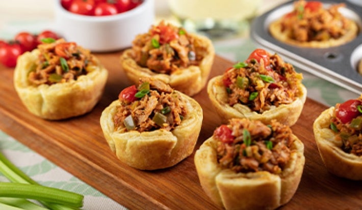 Canastas de hojaldre rellenas con atún en lata. Canastas de hojaldre rellenas con atún en lata.