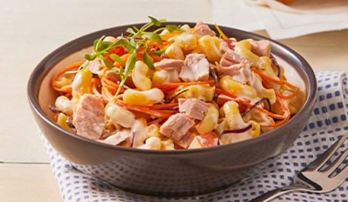 El uso de verduras y pasta es muy común en las recetas con atún en lata. Ensalada con atún en lata, pasta y verduras.