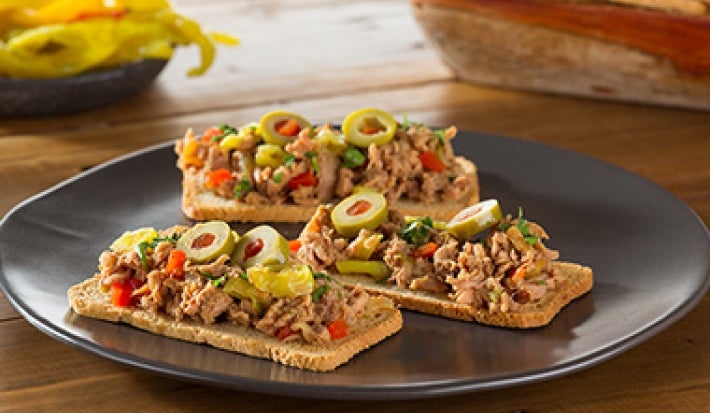 Las tostadas con atún en lata son una receta fácil y rápida de preparar. Las tostadas con atún en lata son una receta fácil y rápida de preparar.