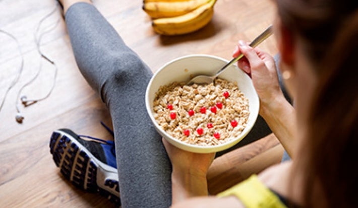 Una receta con avena sencilla es acompañarla con leche y frutas. Una receta con avena sencilla es acompañarla con leche y frutas.